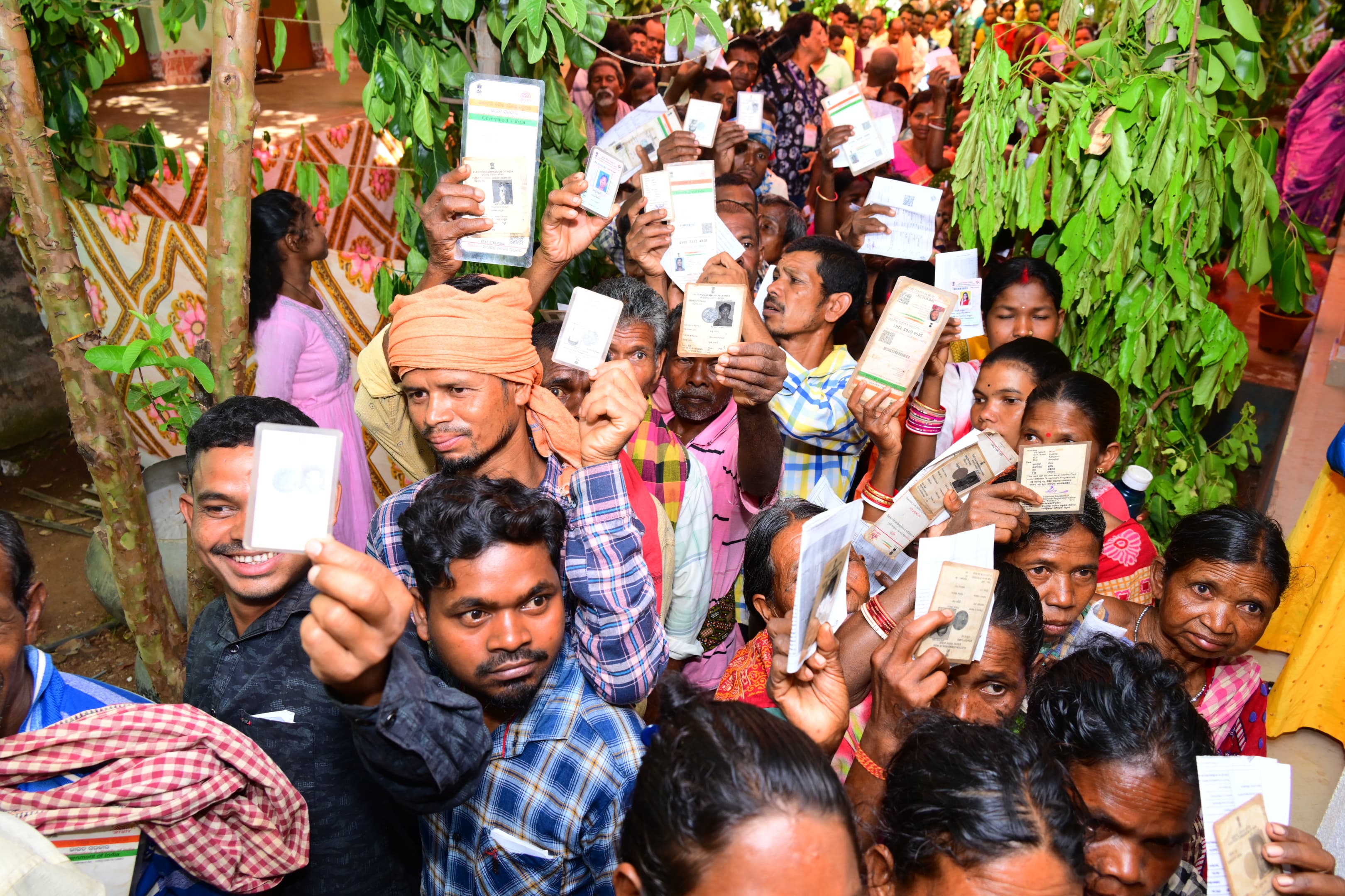 पश्चिम बंगाल में 3 बजे तक बंपर वोटिंग , 70 फीसदी मतदान, कई इलाकों से छिटपुट हिंसा की भी खबरें 