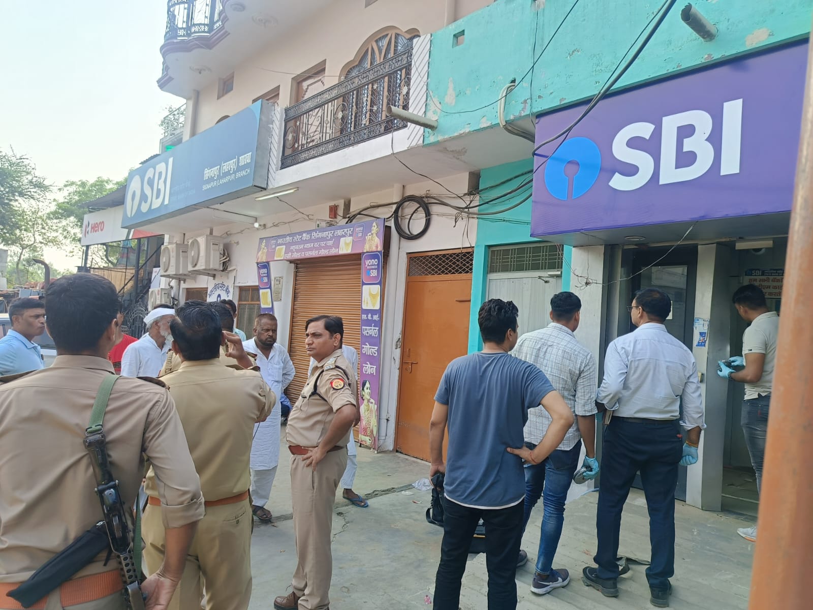 सीतापुर में ATM उखाड़ ले गये चोर,लावारिस हालत में खेत में मिली मशीन,22 लाख से अधिक कैश गायब 