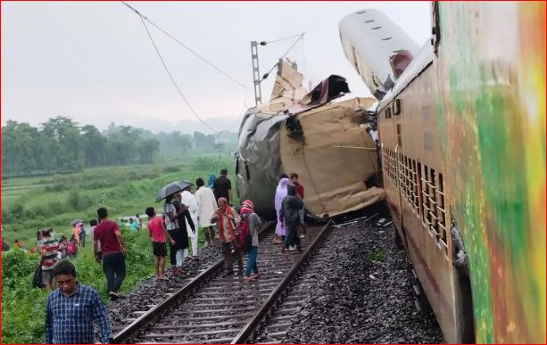 पश्चिम बंगाल में कंचनजंगा एक्स्प्रेस से टकराई मालगाड़ी, 5 की मौत की सूचना   