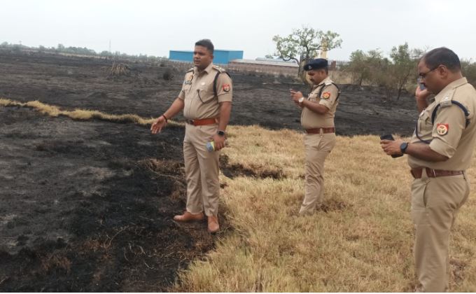 निर्माणाधीन न्यायालय परिसर में लगी आग बुझाने पहुंची फायर ब्रिगेड की गाड़ी जलकर खाक 