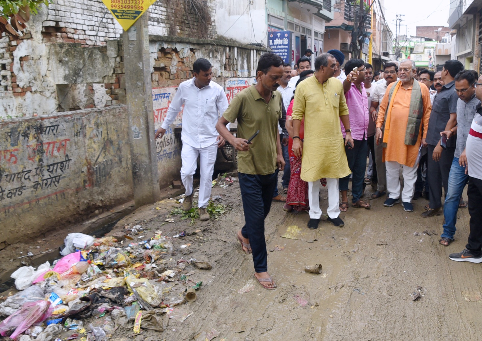 लखनऊ में गंदगी देख नाराज हुए मंत्री ,लापरवाह कर्मियों का 3-3 दिन का वेतन काटने का दिया निर्देश 