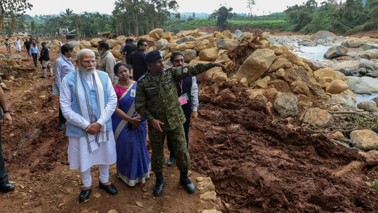 PM MODI ने वायनाड में भूस्खलन प्रभावित क्षेत्रों का दौरा किया , पीडितों से भी की मुलाकात 