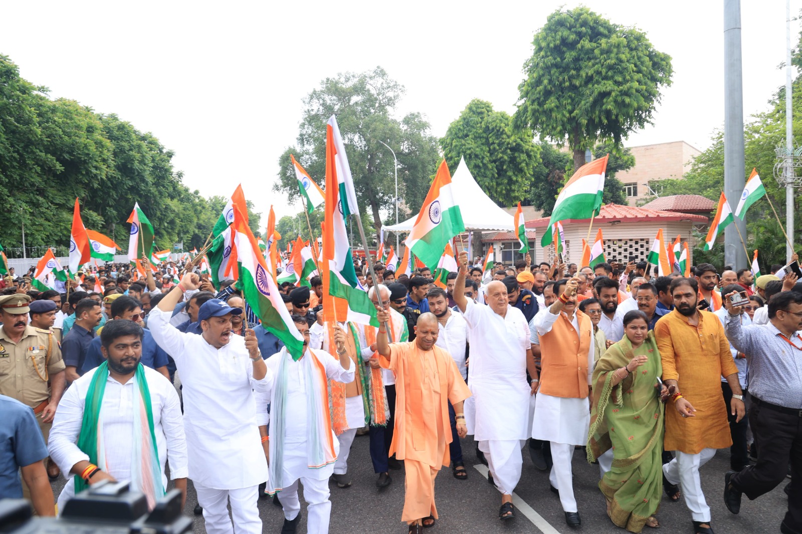 स्वतंत्रता दिवस से पहले तिरंगा यात्रा को CM YOGI ने किया रवाना, यूपी के साढ़े चार करोड़ घरों पर तिंरगा फहराने का लक्ष्य