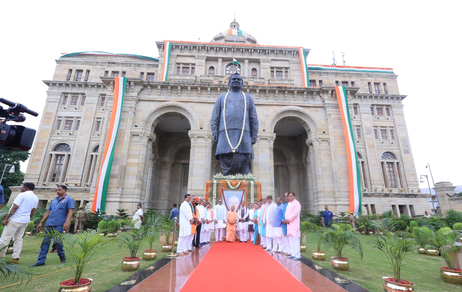 पुण्यतिथि पर पूर्व पीएम अटल बिहारी वाजपेयी को सीएम योगी ने अर्पित किए श्रद्धासुमन, राजनीति का अजातशत्रु बताया