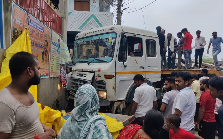 अनियंत्रित ट्रक मंदिर की दीवार तोड़ अंदर घुसा, दो की मौत आधा दर्जन लोग घायल 