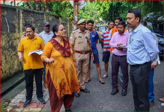 यदि सफाई नहीं हुई तो इसी नाली में डुबा दूंगी, अलीगंज में कूड़े का अंबार लगा देख भड़की मेयर