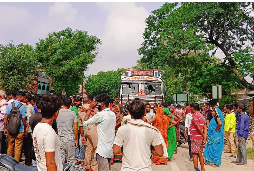 ट्रक ने तीन छात्राओं को कुचला, एक की मौत दो की हालत गंभीर, ग्रामीणों ने सड़क पर शव रखकर किया जाम