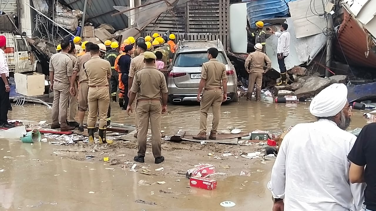 शहीद पथ के पास बिल्डिंग गिरी, कई लोगों के फंसे होने की आशंका