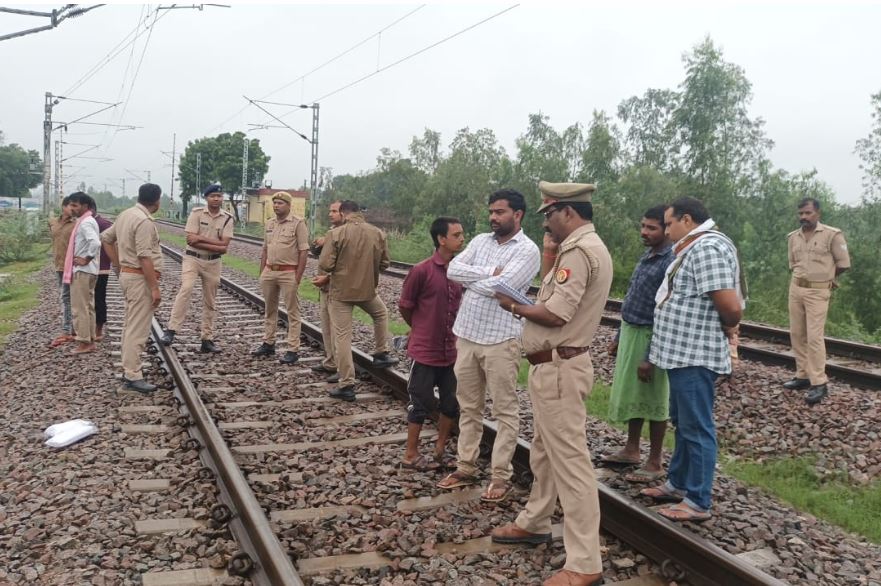 रेलवे ट्रैक पार कर रहे दो युवक की ट्रेन की चपेट में आने से मौत