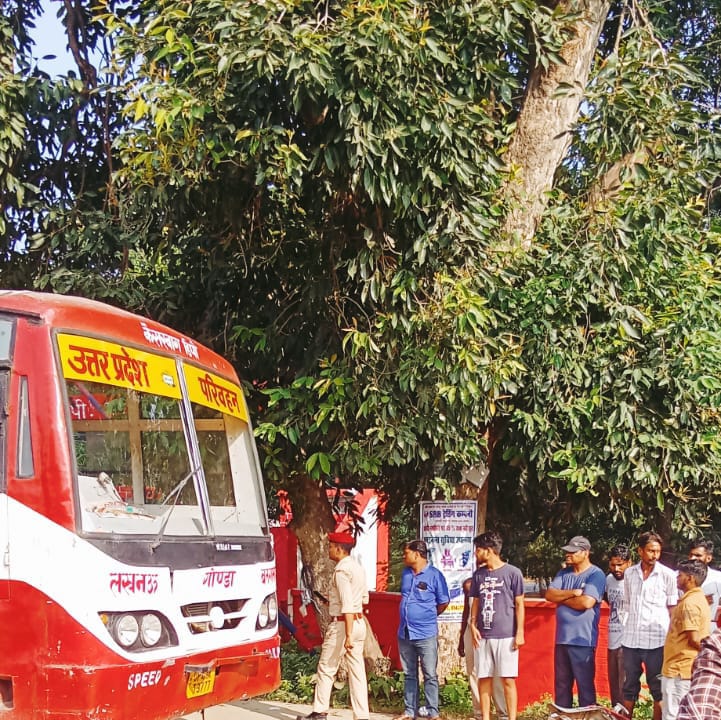 बाईक सवार पीएसी हेड कांस्टेबल को रोडवेज बस ने रौंदा, बस में फंसी मोटरसाइकिल 40 मीटर तक घिसटी   