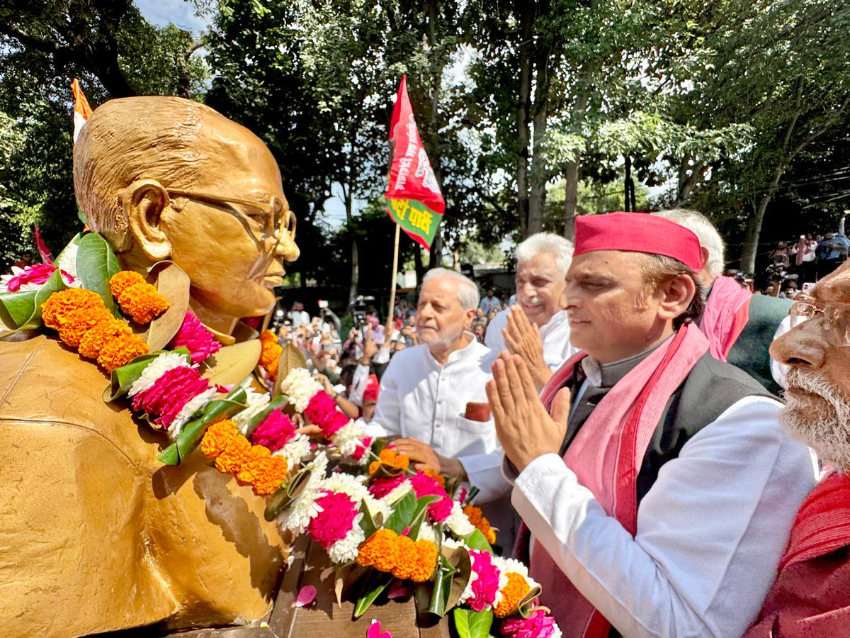 अखिलेश यादव ने घर के सामने ही किया जेपी की मूर्ति पर माल्यार्पण, कहा हर अच्छा काम करने से रोकती है भाजपा